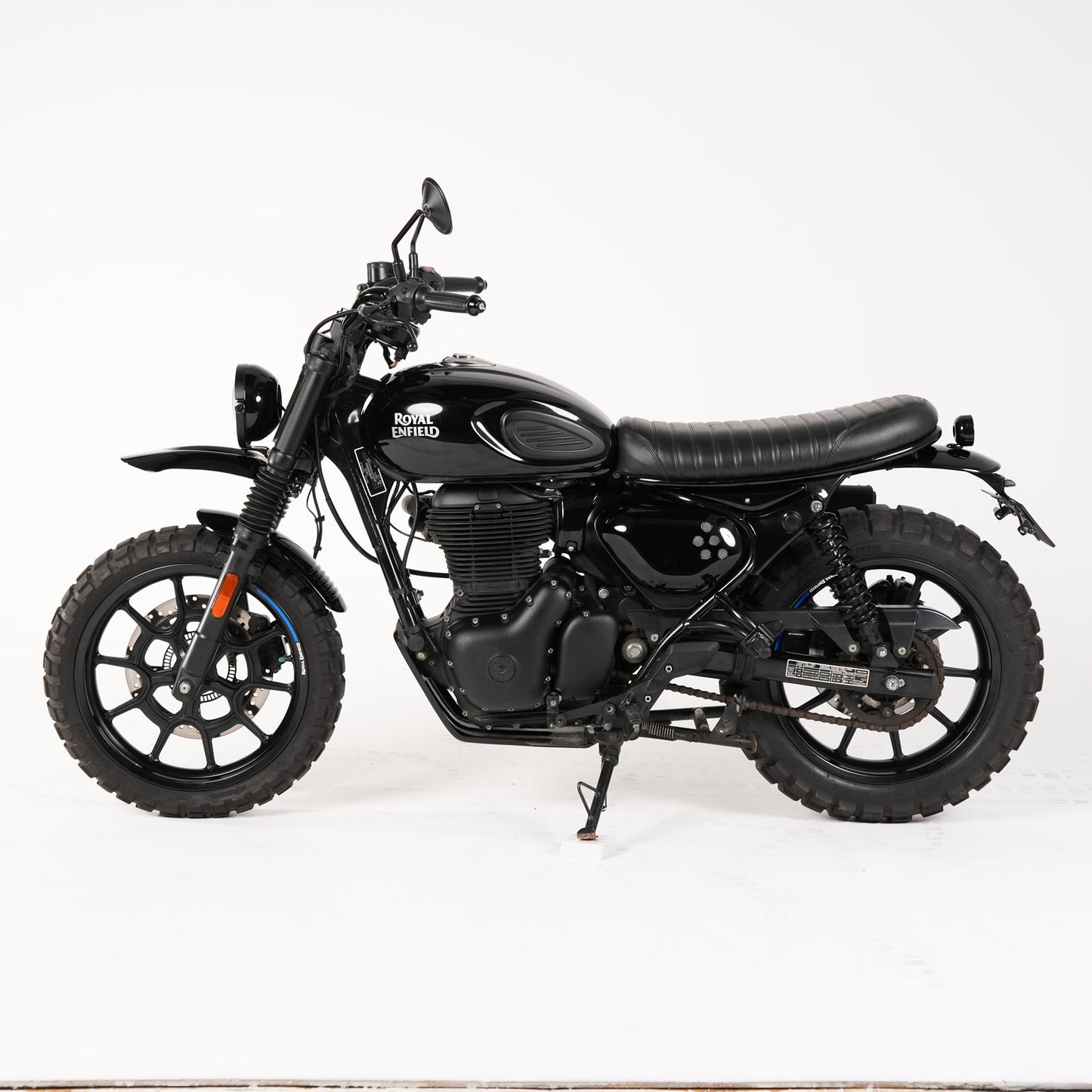 Royal Enfield Hunter 350 custom build with tank knee pads and flat seat