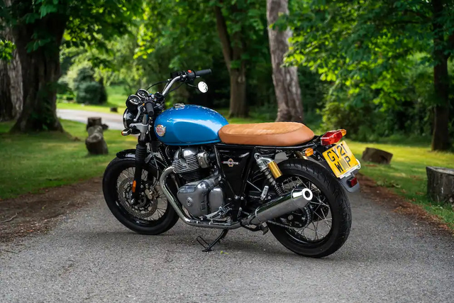Royal Enfield Interceptor 650 di Max nel Regno Unito, equipaggiata con una sella piatta per Interceptor 650 e GT 650