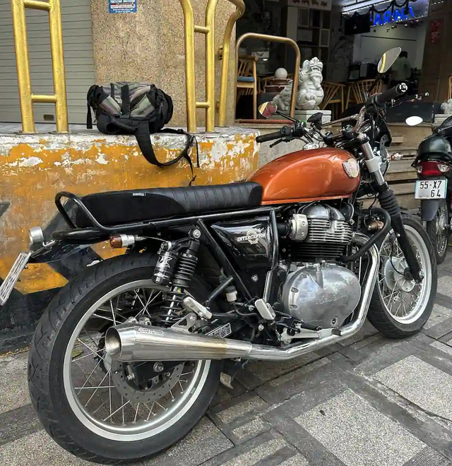 Royal Enfield Interceptor 650 di Charles in Vietnam, equipaggiata con una sella custom per Interceptor 650 e GT 650
