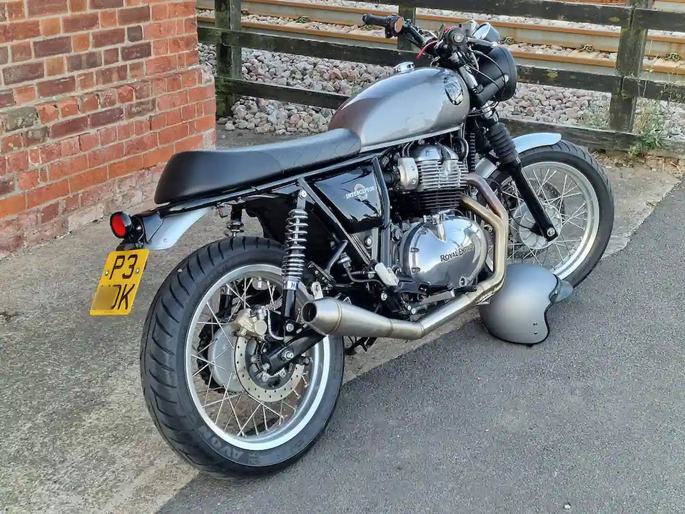 Royal Enfield Interceptor 650 no Reino Unido, equipada com o kit de suporte de placa e lanterna traseira para Interceptor 650 e GT 650 – E-mark / CE