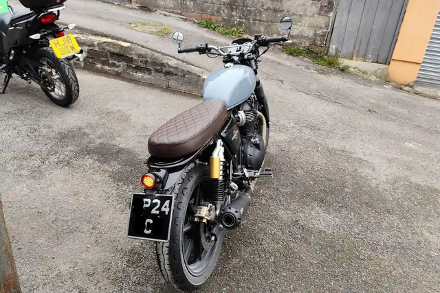 Royal Enfield Interceptor 650 nel Regno Unito, equipaggiata con il cover dell’anello posteriore del telaio per GT 650 e Interceptor 650, il kit portatarga e fanale posteriore per Interceptor 650 e GT 650 – E-mark / CE e l’adattatore del cablaggio elettrico Royal Enfield per fanali posteriori aftermarket – GT 650, Interceptor 650, Bear 650 e Hunter 350