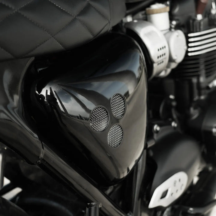 Glossy compact side covers for Triumph Bonneville T120 installed on the original mounting points