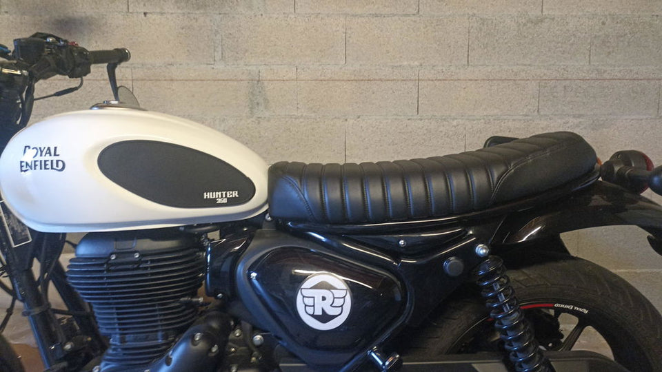 Aurelien's Royal Enfield Hunter 350 in France fitted with a Bonvent flat seat
