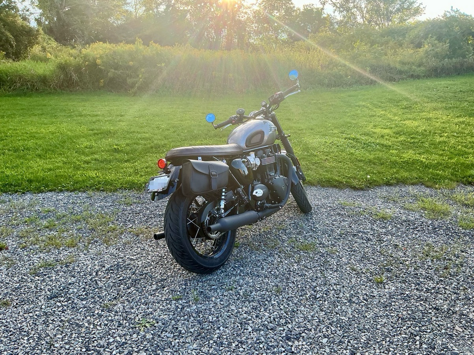 カナダのCam MackのTriumph Bonneville T120。Bonneville T100およびT120用LEDテールライト＆ナンバープレートホルダーキット、AUXプラグ＆プレイ対応Triumph LC用テールライト＆ウインカー配線アダプター、3.5 mmバレット端子用Triumphウインカーアダプターを装着