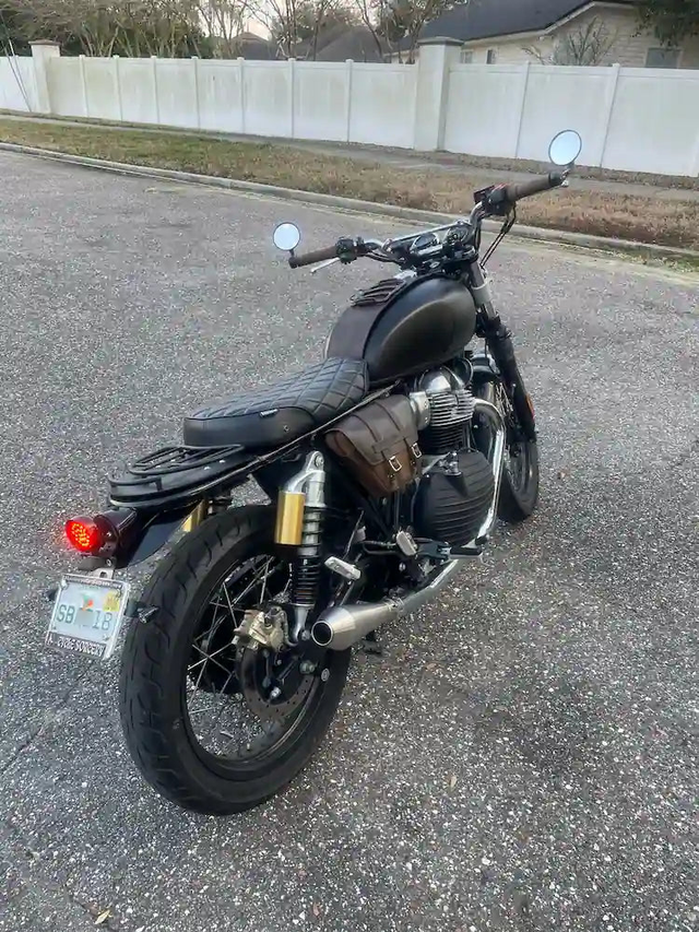 Royal Enfield Interceptor 650 negli Stati Uniti, equipaggiata con una cinghia serbatoio in pelle con mini portapacchi da serbatoio per Interceptor 650, GT 650 e Bear 650, un kit sella modulare per Interceptor 650 – configurazione monoposto e biposto per GT 650 e cover motore per Interceptor 650 e GT 650