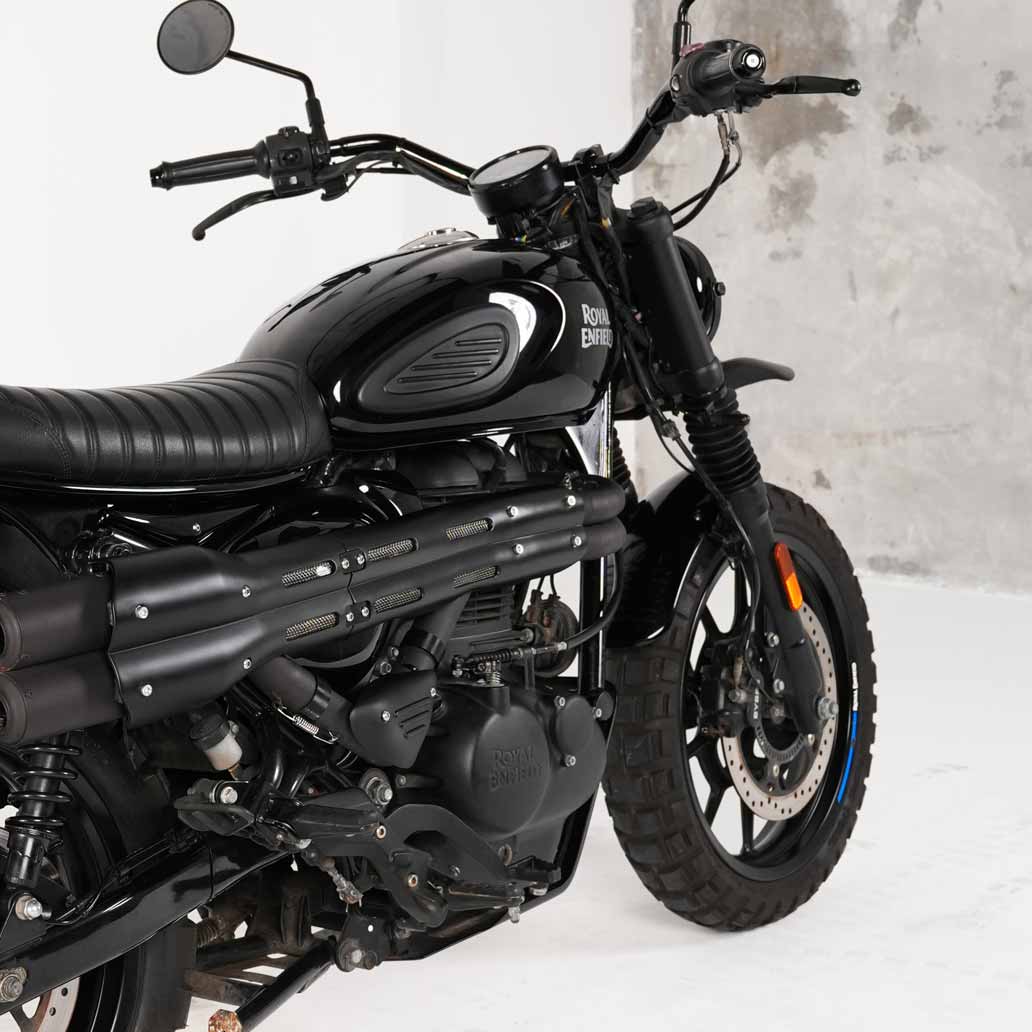 Café racer style Royal Enfield Hunter 350 with short front fender installed