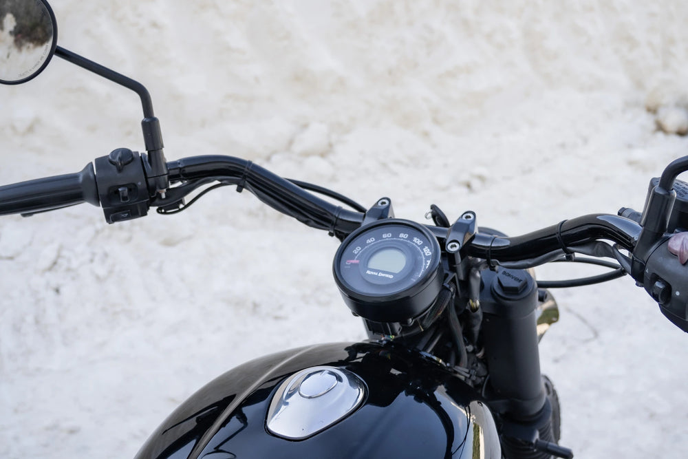Relocated Hunter 350 speedometer positioned behind a wide tracker-style handlebar