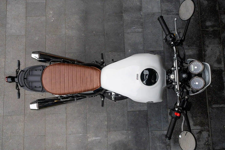 Top view of Bonvent tank cover and modular solo seat fitted to Royal Enfield Interceptor 650