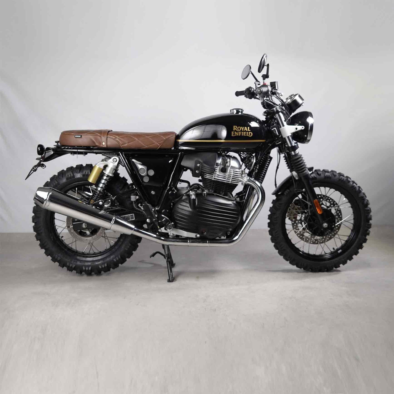 Interceptor 650 seat kit with black ribbed solo seat and mini rack setup