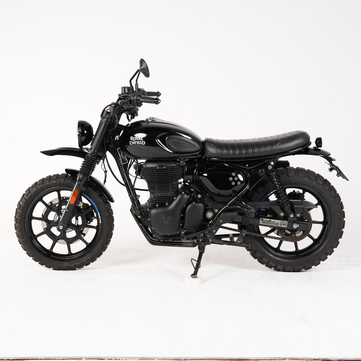 Royal Enfield Hunter 350 custom build with tank knee pads and flat seat