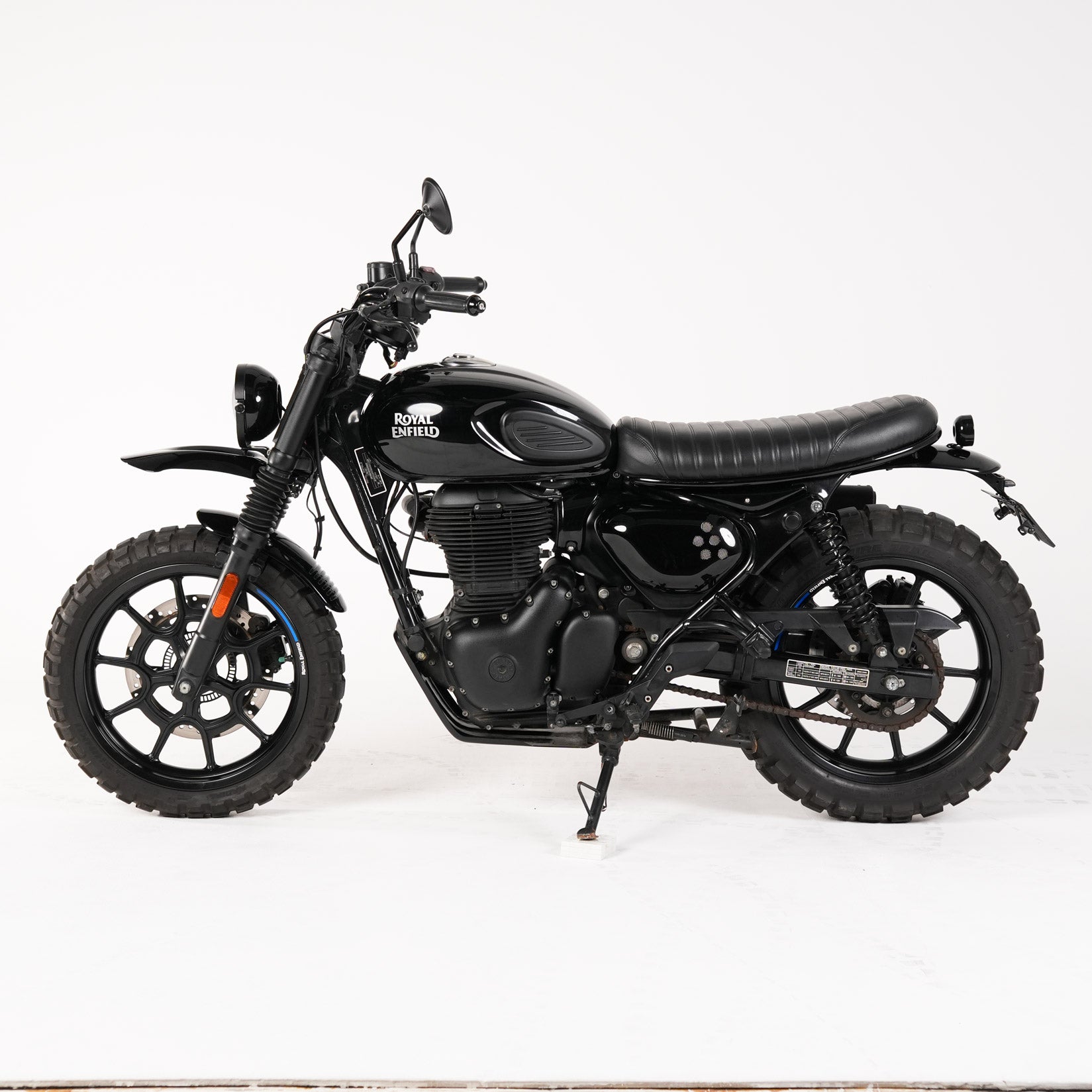 Royal Enfield Hunter 350 custom build with tank knee pads and flat seat