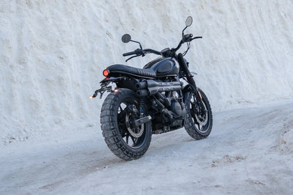 Front three-quarter view of a Royal Enfield Hunter 350 scrambler with high front mudguard