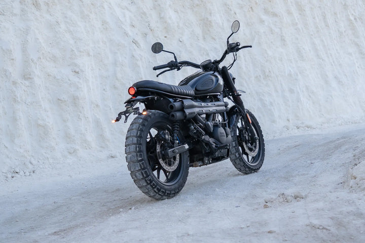 Front three-quarter view of a Royal Enfield Hunter 350 scrambler with high front mudguard