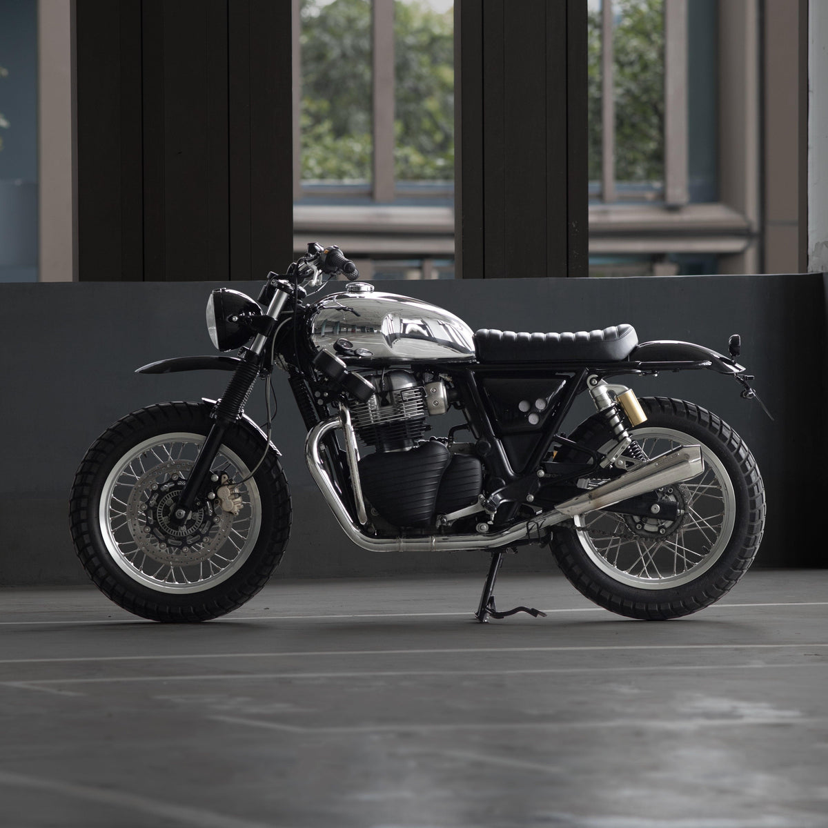 블랙 엔진 커버를 장착한 Royal Enfield Interceptor 650 스크램블러 커스텀